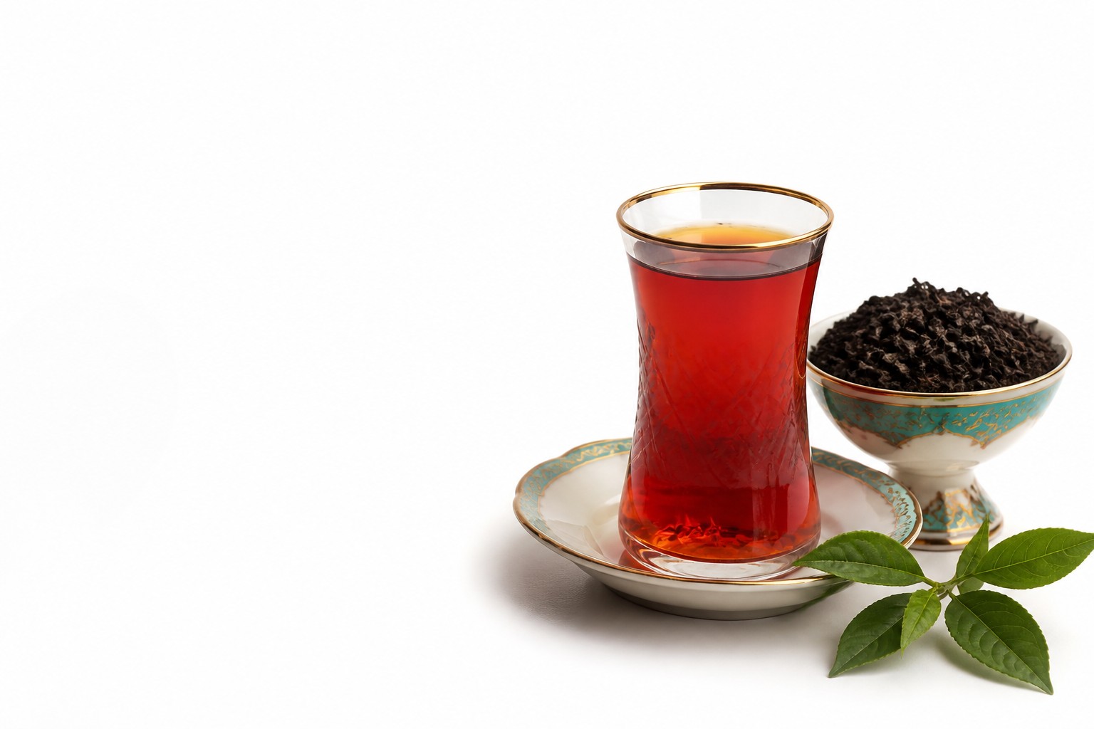 استکان چای ایرانی و برگ چای